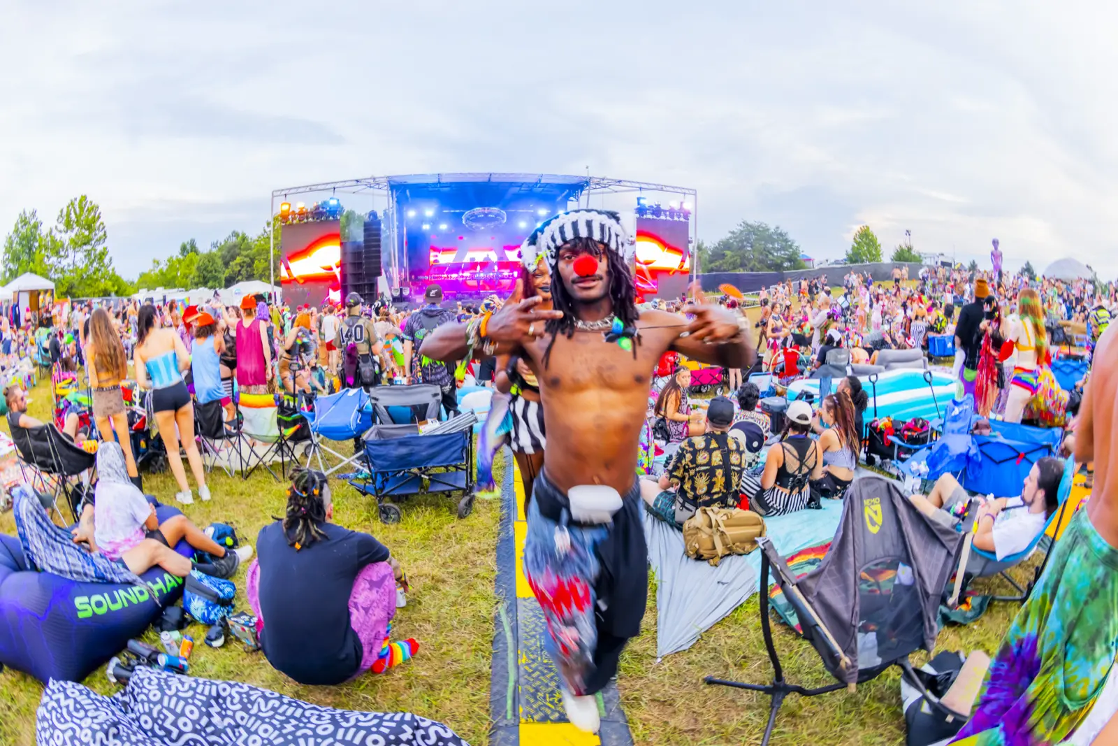 The crowd on the hill in the afternoon at Sound Haven